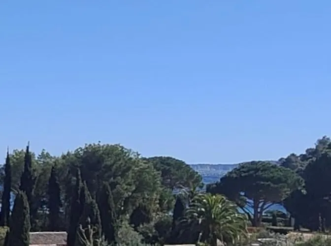 A Pramousquier Apartment *