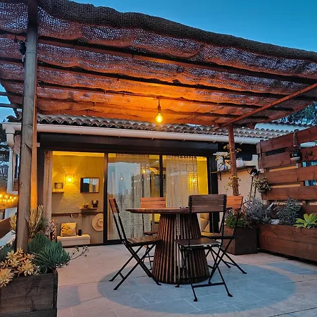 A Pramousquier Apartment *