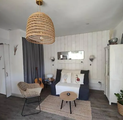 A Pramousquier Apartment *
